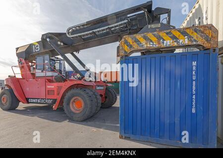 Dobanovci, Serbie - 3 mars 2017 : conteneur de marchandises de levage de gerbeur REACH au terminal de Dobanovci, Serbie. Banque D'Images