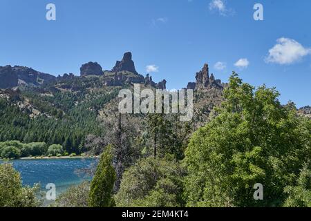 Beaux lacs bleus dans le paysage des Andes montagnes dans le district de sept lacs près de Bariloche, Patagonia, Argentine, Amérique du Sud. Banque D'Images