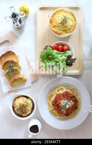 Spaghetti bolognaise tarte salade purée de pommes de terre et pain en haut vue Banque D'Images