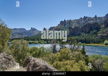 Beaux lacs bleus dans le paysage des Andes montagnes dans le district de sept lacs près de Bariloche, Patagonia, Argentine, Amérique du Sud. Banque D'Images