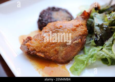 Confit de canard avec du riz et de la salade italienne , style alimentaire Banque D'Images