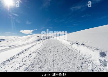 Pistes de ski de fond et sentier avec neige en hiver. Plateau de Lessinia, Parc naturel régional, Malga San Giorgio, station de ski, Vérone, Italie. Banque D'Images