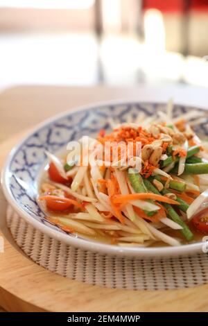 Salade de papaye verte ou Som tam en Thai street food Banque D'Images