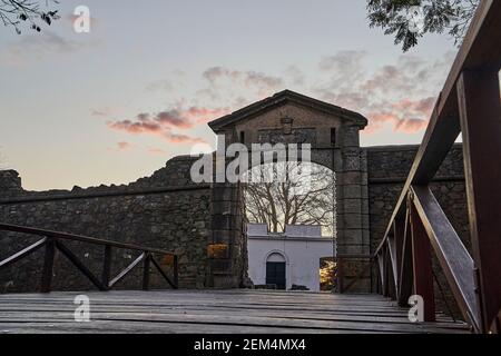 pont en bois et porte à la vieille ville coloniale de colonia del sacramento, une vieille ville coloniale avec l'histoire espagnole et portugaise au rio de la plata Banque D'Images