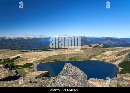 Grand paysage ouvert surplombant les lacs et les montagnes des Andes au volcan Batea Mahuida, Patagonie, Argentine, Amérique du Sud Banque D'Images