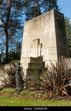 Mémorial et statue dans le terrain libre français du cimetière militaire de Brookwood, Surrey, Angleterre, Royaume-Uni Banque D'Images