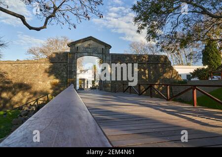 pont en bois et porte à la vieille ville coloniale de colonia del sacramento, une vieille ville coloniale avec l'histoire espagnole et portugaise au rio de la plata Banque D'Images