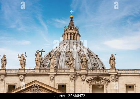 Gros plan de la célèbre basilique Saint-Pierre avec de la coupole, les statues en marbre de Jésus-Christ, de Saint-Jean-Baptiste et de tes apôtres. Cité du Vatican. Banque D'Images