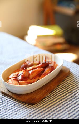 Sauce au curry avec saucisse Currywurst , la nourriture allemande Banque D'Images