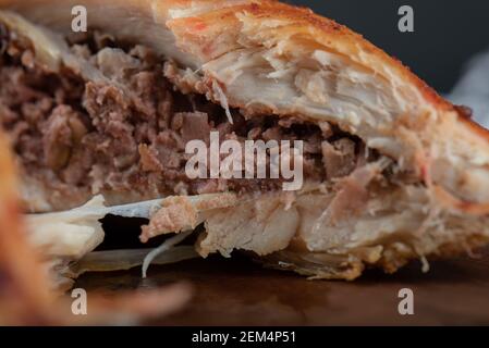 Cuisse de poulet grillée sur une table en bois Banque D'Images