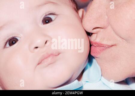 Close-up of a woman kissing son fils Banque D'Images