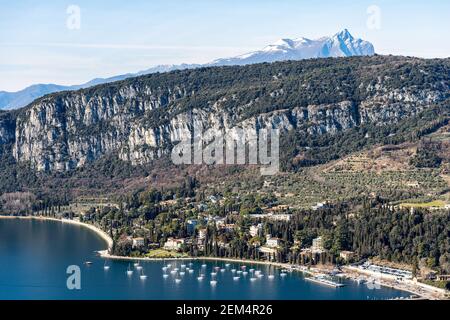 Vue aérienne de la petite ville de Garda, station touristique sur la côte du lac de Garde, vue de la Rocca di Garda, petite colline surplombant le lac. Italie. Banque D'Images