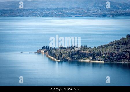 Vue aérienne de Punta San Vigilio. Promontoire du lac de Garde près de la petite ville de Garda vue de la Rocca di Garda, petite colline surplombant le lac. Banque D'Images