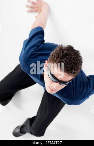 Vue en grand angle d'un homme adulte de taille moyenne portant des lunettes de soleil Banque D'Images