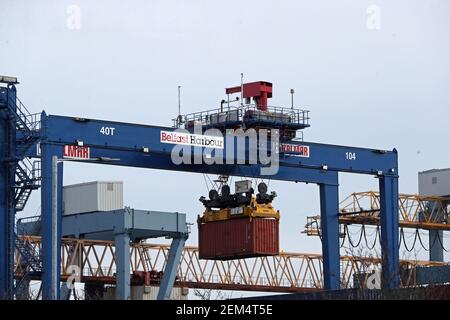 Une caisse de cargaison déplacée dans le port de Belfast, le protocole d'Irlande du Nord post-Brexit a laissé les compagnies de fret se débattre pour les chargements de retour après que des formalités supplémentaires ont été nécessaires avec certains transporteurs basés en Irlande du Nord voyant les revenus chuter de près de 30% en janvier, a déclaré un représentant de l'industrie. Date de la photo: Mercredi 24 février 2021. Banque D'Images