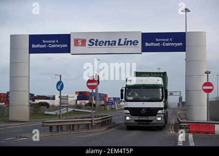 Un camion de fret débarquant au port de Belfast, le Protocole d'Irlande du Nord post-Brexit a laissé les compagnies de fret se débattre pour les chargements de retour après que des formalités supplémentaires ont été nécessaires avec certains transporteurs basés en Irlande du Nord voyant les revenus chuter de près de 30% en janvier, a déclaré un représentant de l'industrie. Date de la photo: Mercredi 24 février 2021. Banque D'Images