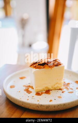 Cheesecake japonais sur table en bois Banque D'Images