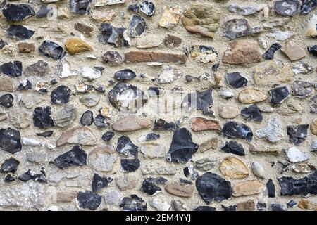 Un gros plan de silex à robinetterie dans le mur extérieur de l'église de Sainte-Marie-la-Vierge dans le village de Preston St Mary, Suffolk, Royaume-Uni Banque D'Images