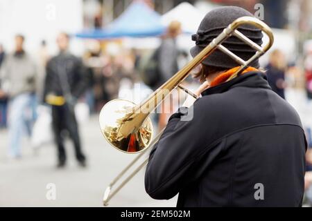 Vue arrière d'un musicien de rue jouant une trompette Banque D'Images