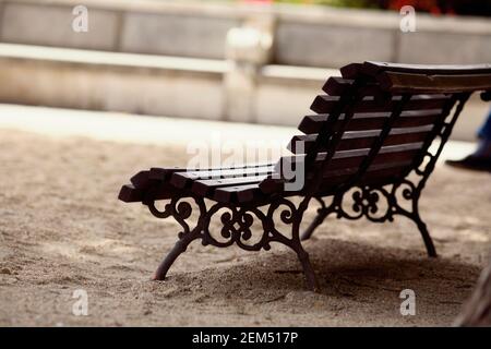 Banc dans un parc vide, Madrid, Espagne Banque D'Images