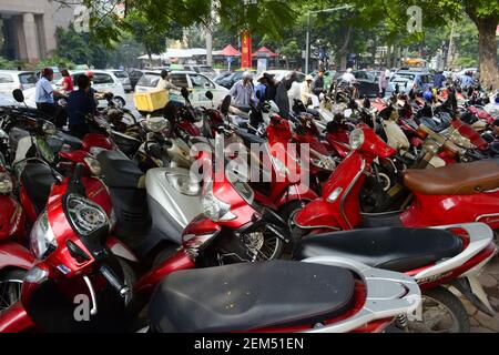 Hanoï, Vietnam - septembre 2015 : parking pour motos dans la rue. Principalement des motos rouges. Il y a beaucoup de vélos, vue sur la rue. Banque D'Images