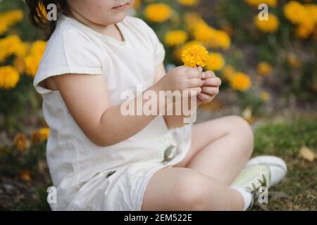 Close-up of a Girl holding a flower Banque D'Images