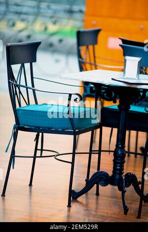 Vue rapprochée d'une table et de chaises dans un restaurant Banque D'Images