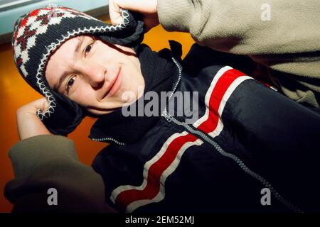 Portrait d'un jeune homme portant un chapeau tricoté Banque D'Images