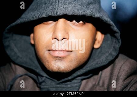 Portrait d'un jeune homme portant une chemise à capuchon Banque D'Images