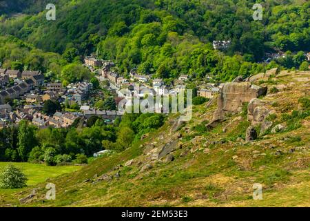 Paysage avec arbres et collines au début de l'été à Cromford Dans le Peak District Derbyshire Dales Angleterre Royaume-Uni Banque D'Images
