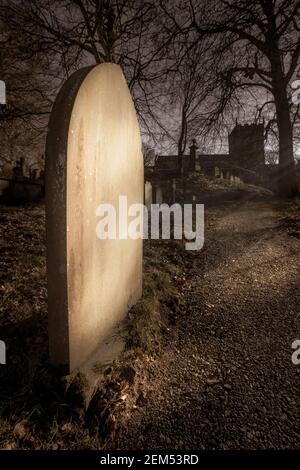 Pierre de tête blanche dans un jardin de campagne éclairé par le soleil rayons Banque D'Images