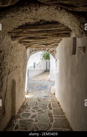 Rue étroite de Castro (Kastro), la plus ancienne partie de la ville de Chora sur l'île de Folegandros. Cyclades, Grèce Banque D'Images