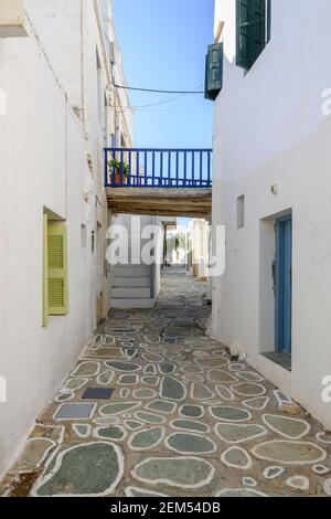 Rue étroite de Castro (Kastro), la plus ancienne partie de la ville de Chora sur l'île de Folegandros. Cyclades, Grèce Banque D'Images