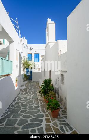 Rue étroite de Castro (Kastro), la plus ancienne partie de la ville de Chora sur l'île de Folegandros. Cyclades, Grèce Banque D'Images