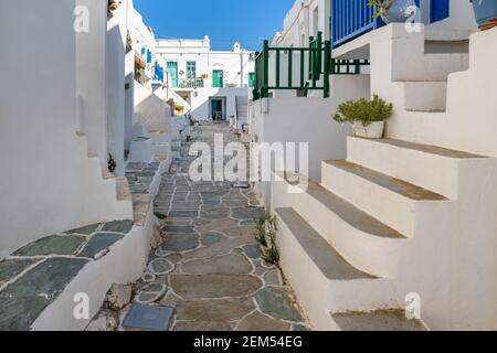 Rue étroite de Castro (Kastro), la plus ancienne partie de la ville de Chora sur l'île de Folegandros. Cyclades, Grèce Banque D'Images