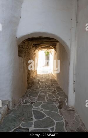 Rue étroite de Castro (Kastro), la plus ancienne partie de la ville de Chora sur l'île de Folegandros. Cyclades, Grèce Banque D'Images