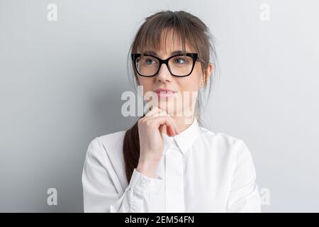 Portrait d'une jeune femme pensive portant des lunettes. Banque D'Images