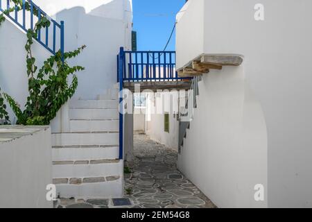 Rue étroite de Castro (Kastro), la plus ancienne partie de la ville de Chora sur l'île de Folegandros. Cyclades, Grèce Banque D'Images