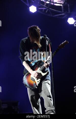 Josh Klinghoffer des Red Hot Chili Peppers en tête le samedi soir au Reading Festival 2016. Date de la photo : vendredi 26 août 2016. Photo Banque D'Images