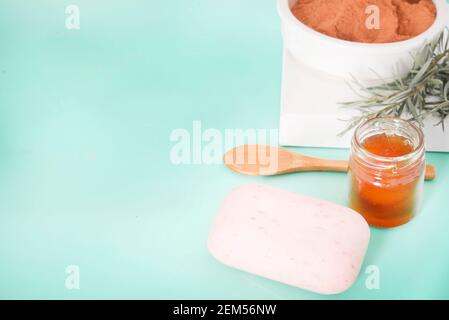 Savon à l'argile rouge, au romarin et au miel Banque D'Images