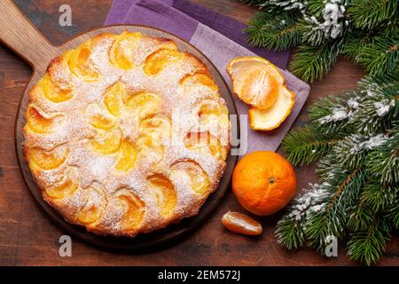 Dessert aux agrumes gâteau de vacances, mandarines et sapin de noël. Plan d'étapage avec vue de dessus Banque D'Images