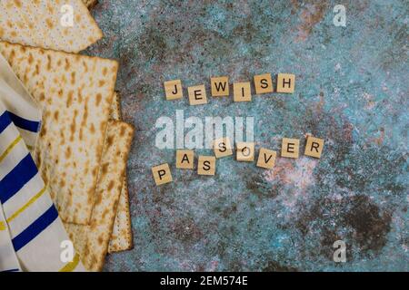 Juif sur pesach attributs dans la composition de la pâque matzah Banque D'Images