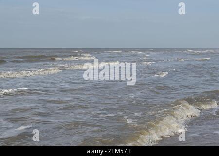 Les vagues se précipitent sur la rive aux pays-Bas Banque D'Images