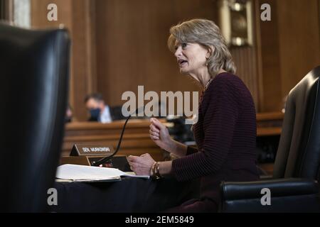 Washington, États-Unis. 24 février 2021. La sénatrice Lisa Murkowski, républicaine d'Alaska, s'exprime lors d'une audience de confirmation du Comité sénatorial de l'énergie et des ressources naturelles pour le représentant Deb Haaland, démocrate du Nouveau-Mexique et secrétaire du candidat à l'intérieur du président américain Joe Biden, à Washington, DC, le mercredi 24 février 2021. Photo de piscine par Sarah Silbiger/UPI crédit: UPI/Alay Live News Banque D'Images