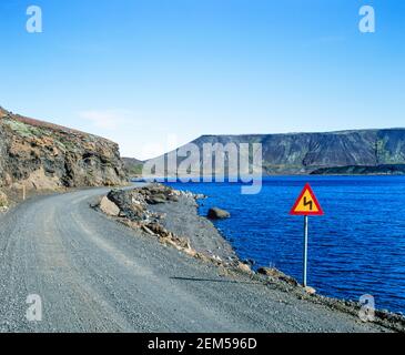 1996 Islande zones géothermiques de Krisuvik. Route 42 autour du lac Kleifarvatn, le plus grand lac de Reykjanes. La péninsule est marquée par un volcanisme actif sous sa surface, et de grands champs de lave, permettant peu de végétation. Il y a de nombreuses sources d'eau chaude et de soufre dans la moitié sud de la péninsule, autour du lac Kleifarvatn et de la zone géothermique de Krýsuvík, Krýsuvík ou Krísuvík est une zone du sud-ouest de l'Islande à environ 35 km de Reykjavík. Réserve naturelle de Reykjanes Krisuvik Islande Europe Banque D'Images