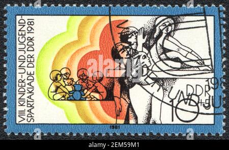 Un timbre imprimé dans DDR montre le festival des sports pour les enfants et les jeunes, Allemagne de l'est 1981 Banque D'Images