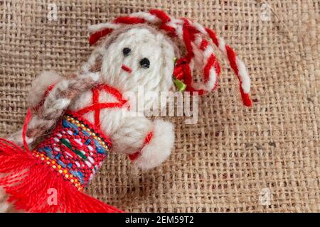 Martenitsa - traditionnel bulgare coutume - toile de fond avec des gouttes de neige Banque D'Images