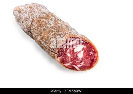 Salame Felino italien, section de saucisse entière vue isolée sur blanc Banque D'Images