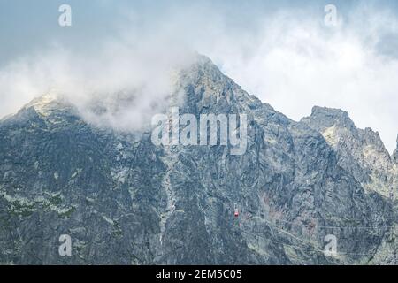 Vue sur le pic de Lomnicky stit, célèbre sommet rocheux à High Tatras, Slovaquie. Jour nuageux venteux.