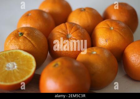 Kinnews est un fruit hybride qui ressemble à Orange. Il s'agit d'une orange hybride mandarin à haut rendement, sans semis, comme un fruit cultivé largement dans le plus large Banque D'Images